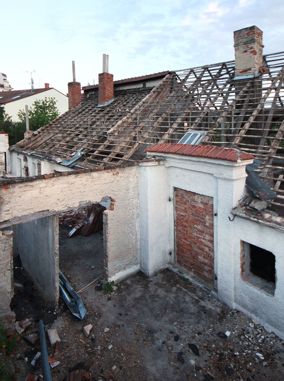 Demolice domu, která započala v dubnu 2020, se zpočátku zdála být jen opravou krovů chátrajícího domu.