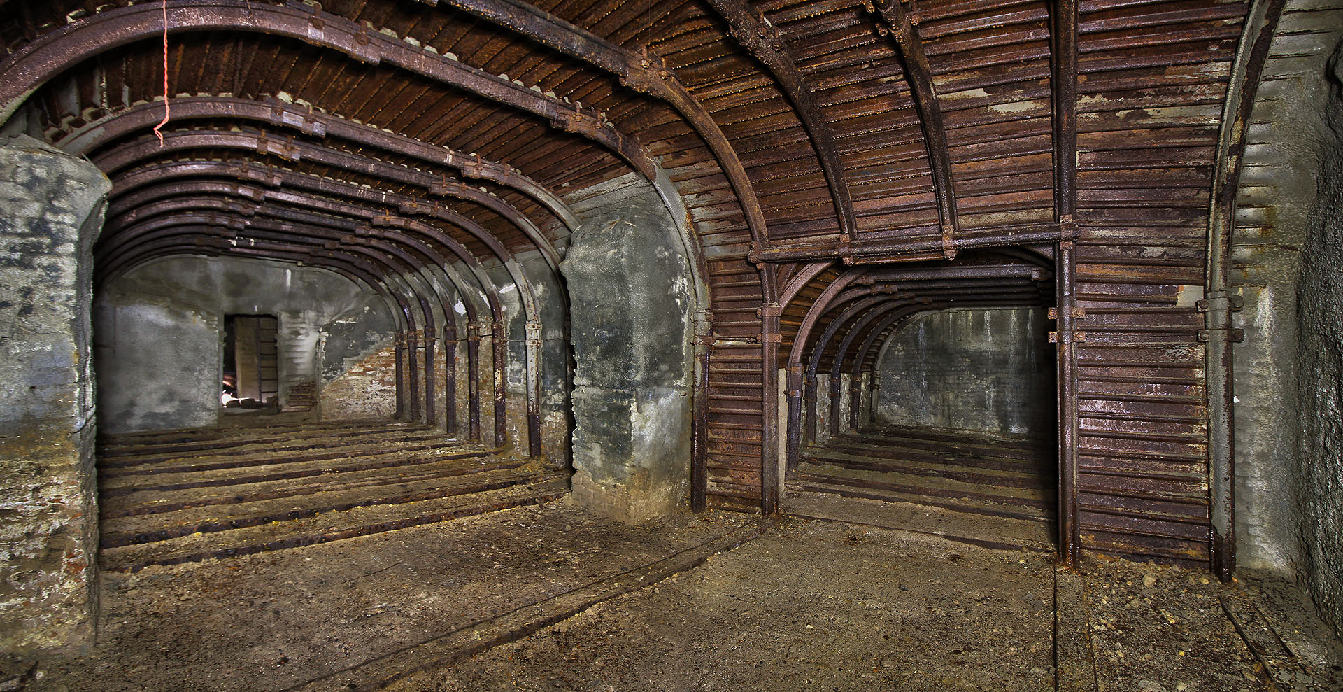 Často jsou podzemní prostory tím jediným, co zbylo po zbouraných stavbách. Sklepení na snímku je pozůstatkem po celé zmizelé ulici U svaté Anny (Annagrund).