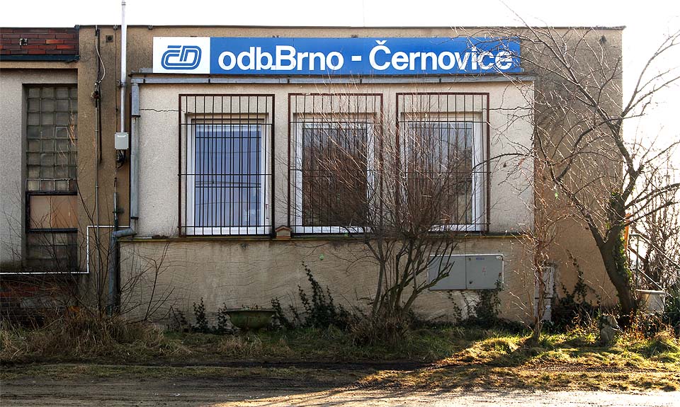Samotná budova odbočky Brno-Černovice mnoho krásy nepobrala.