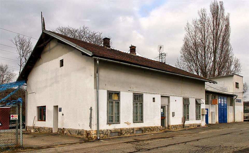 Staniční budova zrušené stanice Brno-Černovice na dráze do Líšně. Od roku 1942 neslouží svému účelu, v současnosti je v ní půjčovna přívěsných vozíků.
