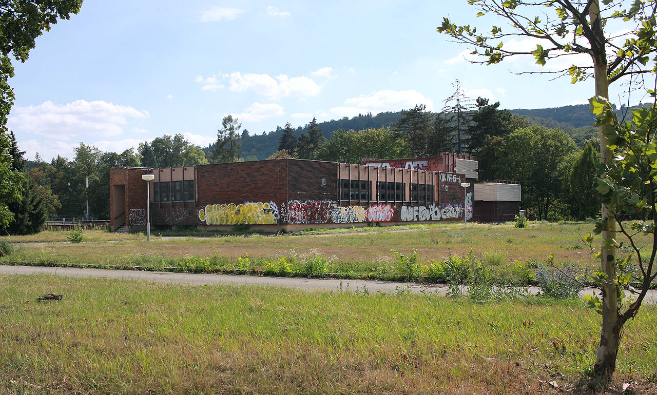 Pohled ze zadní strany budovy jasně ukazuje na poslední rekonstrukci provedenou na přelomu 80. a 90. let 20. století.