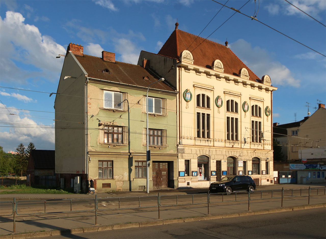 Odstupňováním špalet a mašlovitými tvary podokenních říms se dům nesměle přihlásil k československému stylu, ve výraznější podobě přecházejícímu až do rondokubizmu.