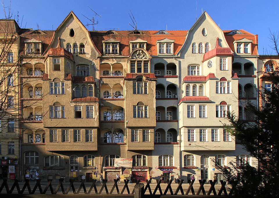 Dvojčata - bytové domy č. 3 a 5 souměrné okolo středového arkýře.