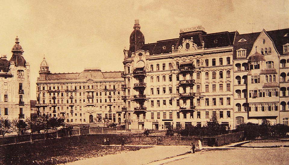 Historický pohled na domy č. 1 a 3 na tehdejší Hrdličkově ulici pochází přibližně z roku 1915.