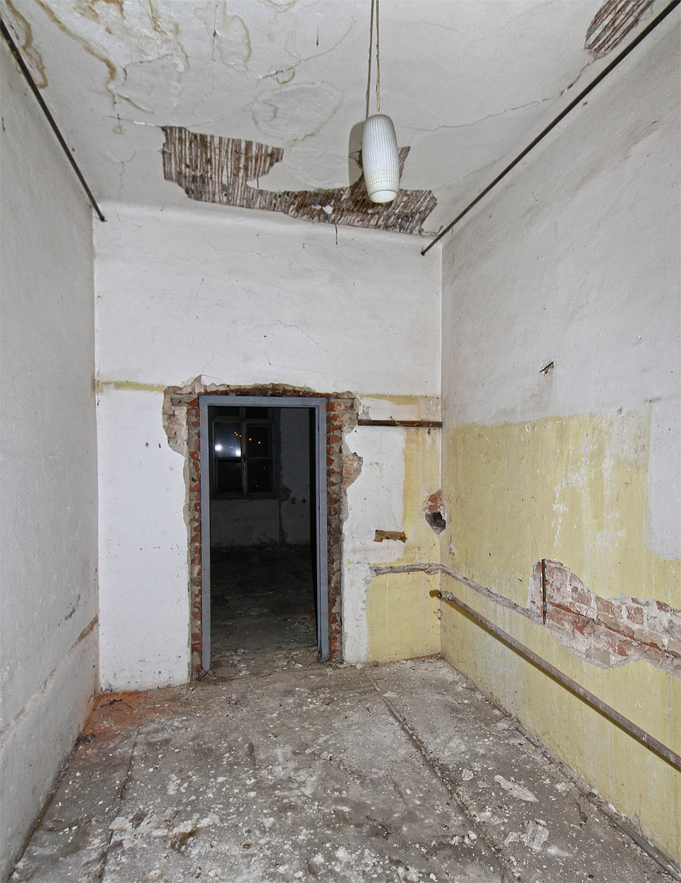 Kuchyně velikosti předsíně a moderní ocelové veřeje, které měly zabránit pokřivení původního rámu dveří při sesedání domu nad vyraženými tunely.