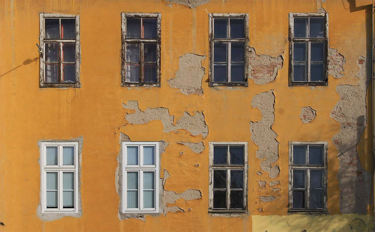 Charakteristickým znakem fasády domů z první půle 19. století jsou špaletová okna na vnější straně srovnaná s fasádou. V Brně jde dnes již víceméně o vzácnost.