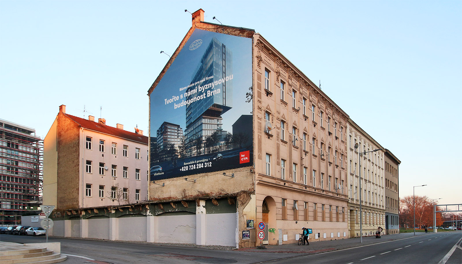 Pohled na smutný špalíček posledních přeživších domů, které pamatují brněnské Benátky. Vlevo zadní trakt Dornych 29, uprostřed a vpravo domy Dorncyh 29, 31 a 33.