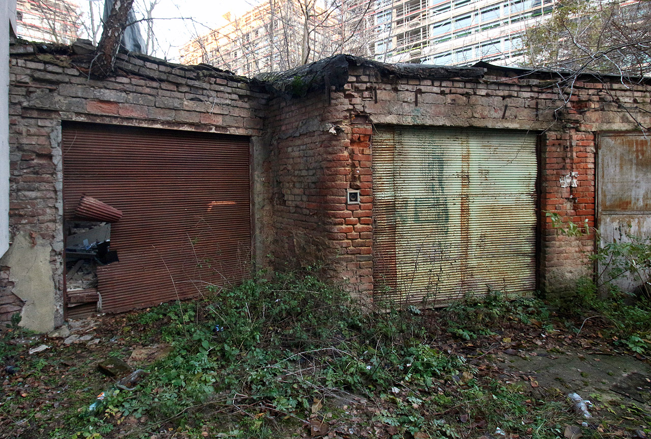 Třešničkou na dortu při průzkumu dvorků je dvojice ocelových svinovacích rolet od firmy Anton Bilek, Brno Stará.
