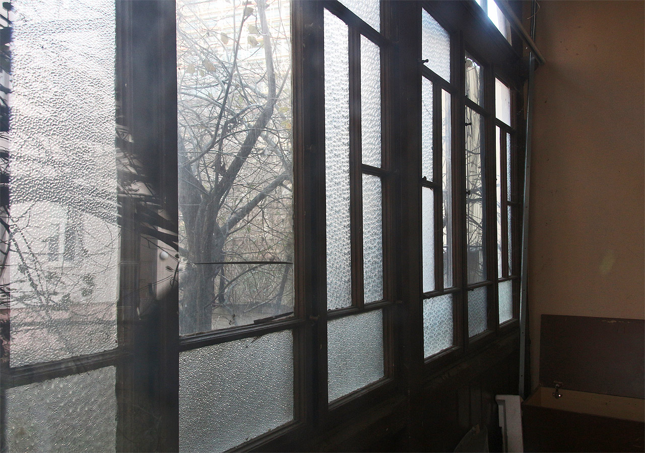 Pohled do romantické dřevěné lódžie, odkud mohli obyvatelé přehlédnout přes tři dvory. Tady už se na houpacím křesle nikdo za vlahých večerů houpat s dýmkou nebude. Třeba tu ale bude stát fitko, prodejna proteinů nebo nehtový salon.