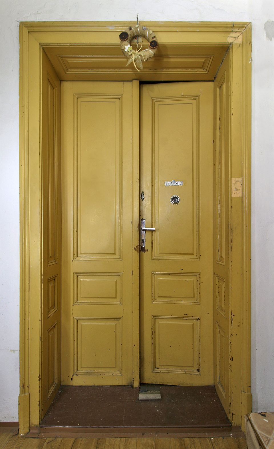 Velkolepé dveře do bytů, jaké se dnes už nestaví.
