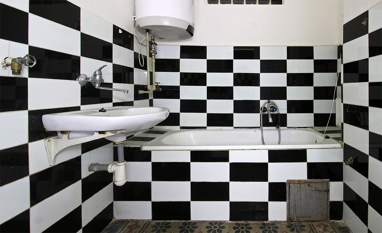 Byty měly koupelny od samého počátku, nicméně některé pozdější úpravy předčily i jejich původní stav.