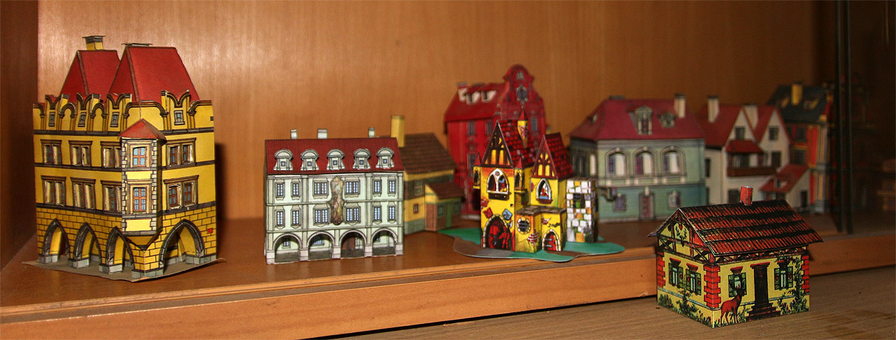 V mnoha bytech zůstala smutná mementa připomínající jejich zmizelé obyvatele. Třeba veliká sbírka papírových modelů měst.