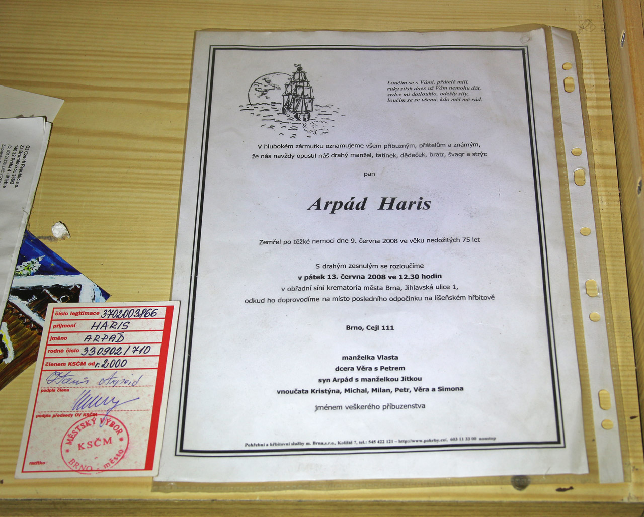 Arpád Haris v roce 2000 vstupil do komunistické strany. Zemřel v roce 2008, v bytě ale sále žili dědicové, kteří dodnes neodvezli nic z jeho pozůstalosti.