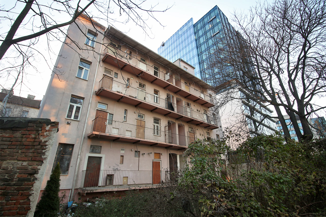 Celkový pohled do dvora. Vlevo dvorní trakt č. 29, vpravo uliční trakt domů 29, 31 a 33. Žlutá budova ve dvoře č. 33 je pravděpodobně přestavěným pozůstatkem bývalého Thomasova mlýna ze 17. století.