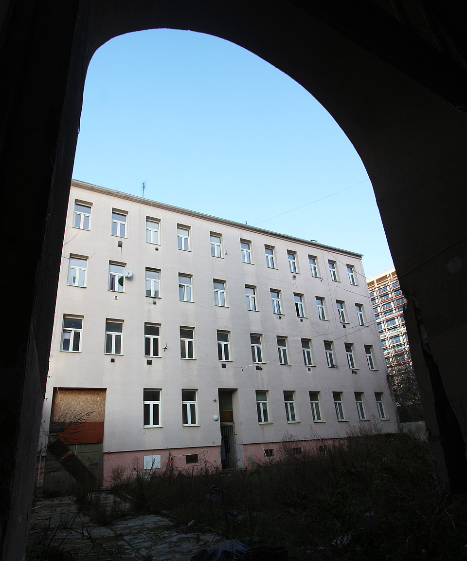 Čtveřici uzavírá dvorní trakt domu č. 29, jediný ze čtveřice domů, který byl skutečným pavlačákem.