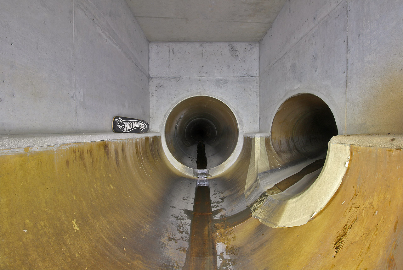 V relativně nové a čisté dešťové kanalizaci v hloubi pod Černovicemi vypadá všechno skoro dokonale (včetně skejtu, který je tu v podzemí nejlepším dopravním prostředkem). Na snímku je odbočka stoky F35d pod ulici Švédské valy. V relativně nové a čisté dešťové kanalizaci v hloubi pod Černovicemi vypadá všechno skoro dokonale (včetně skejtu, který je tu v podzemí nejlepším dopravním prostředkem). Na snímku je odbočka stoky F35d pod ulici Švédské valy.