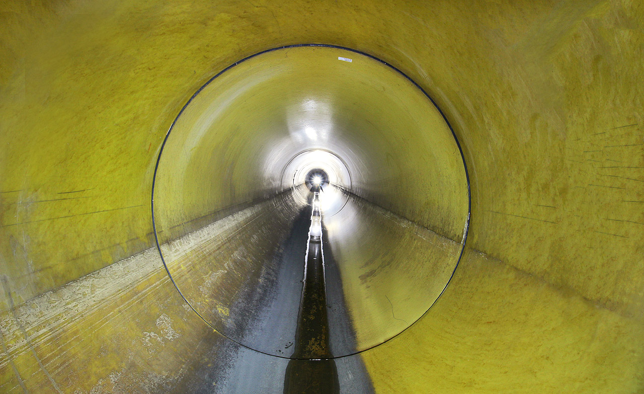 Povzbudivě žlutými rourami lze nachodit několik kilometrů, než se potrubí zúží natolik, že se další plazení stává nepříjemně obtížným. Povzbudivě žlutými rourami lze nachodit několik kilometrů, než se potrubí zúží natolik, že se další plazení stává nepříjemně obtížným.