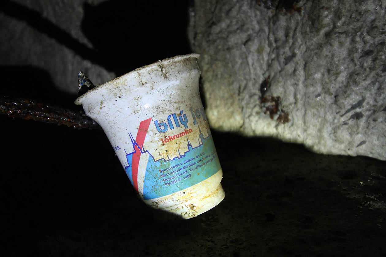 Lakrumka Brno byla zprivatizována v roce 1997, jogurty vyráběla do začátku roku 1998, kdy zkrachovala (na jejím místě u nádraží v Židenicích dnes stojí obchodní dům Kaufland). Z označení a. s. a trikolory na obalu usuzujeme, že rekonstrukce podzemí probíhala někdy v období let 1992 až 1998. Pokud tedy neměli dělníci rádi jogurty spíše uzrálé.