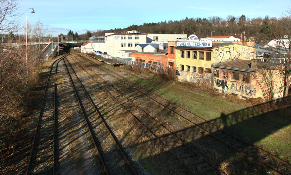 Pohled na pětici kolejí bývalé stanice z lávky přes dálniční přivaděč, vybudované na konci 80. let 20. století. Na místě osvětlovacího stožáru vlevo stála původní staniční budova.