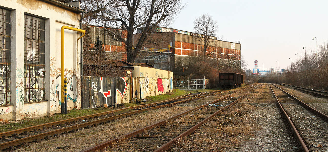 V roce 2015 stojí na vlečkové koleji podél plotu Královopolské strojírny dva vozy Eas bez zjevného účelu.