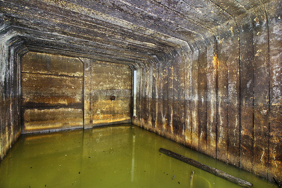 Hlavní prostora krytu má půdorysné rozměry asi 2 m × 3 m. Dost na ukrytí několika osob, ale málo na cokoliv dalšího. Hlavní prostora krytu má půdorysné rozměry asi 2 m × 3 m. Dost na ukrytí několika osob, ale málo na cokoliv dalšího.