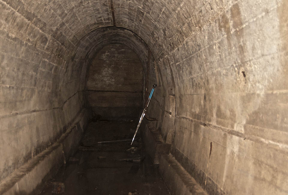 Hlavní částí systému podzemních chodeb je vybetonovaná štola vejčitého profilu, kterou pohodlně projde člověk.