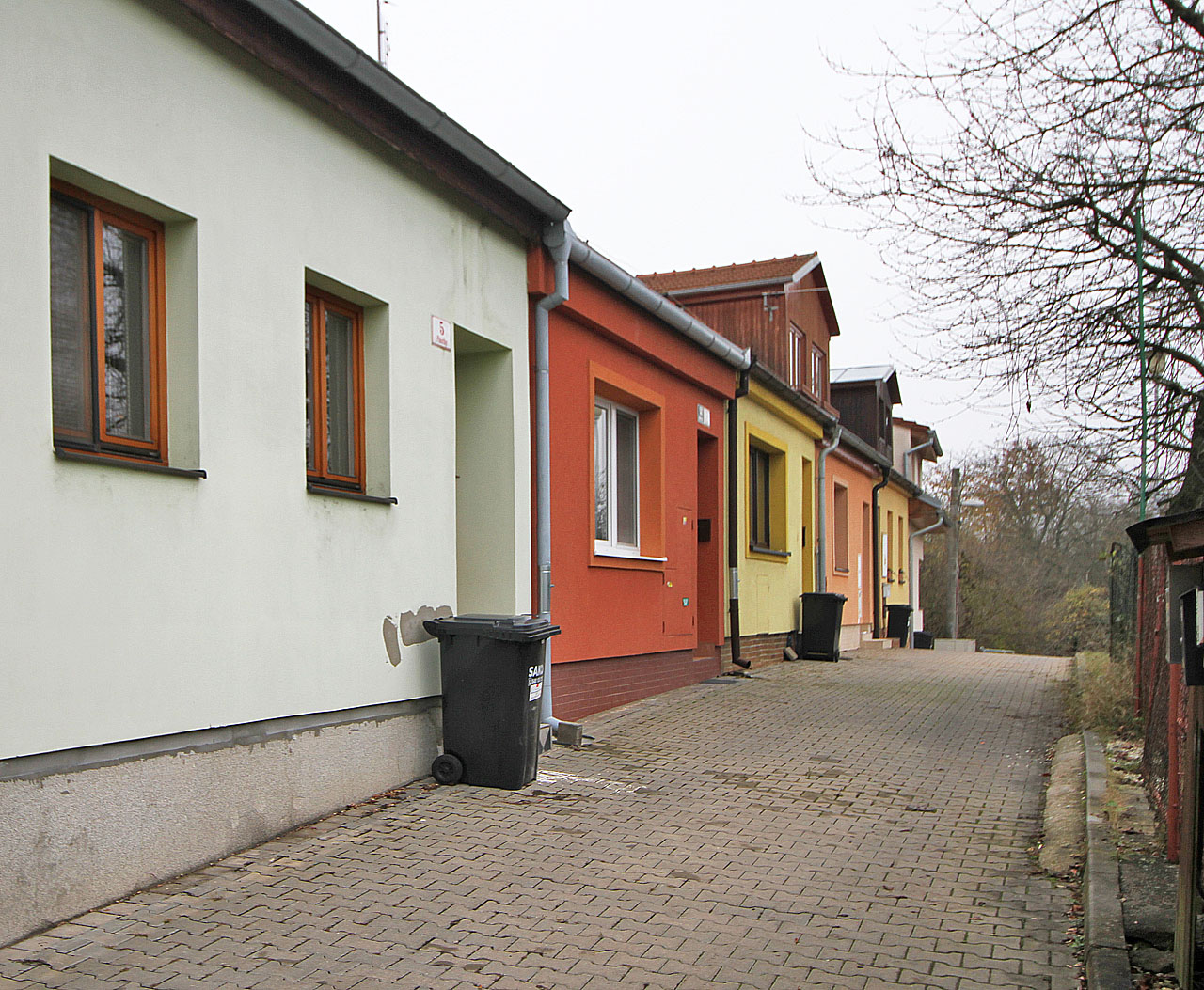 Prvních šest domků kolonie ve výběžku dnešní ulice Plástky jdoucím od západu k východu. Za posledním, rohovým domkem, byly později postaveny ještě další dva s průčelím obráceným na východ. Prvních šest domků kolonie ve výběžku dnešní ulice Plástky jdoucím od západu k východu. Za posledním, rohovým domkem, byly později postaveny ještě další dva s průčelím obráceným na východ.