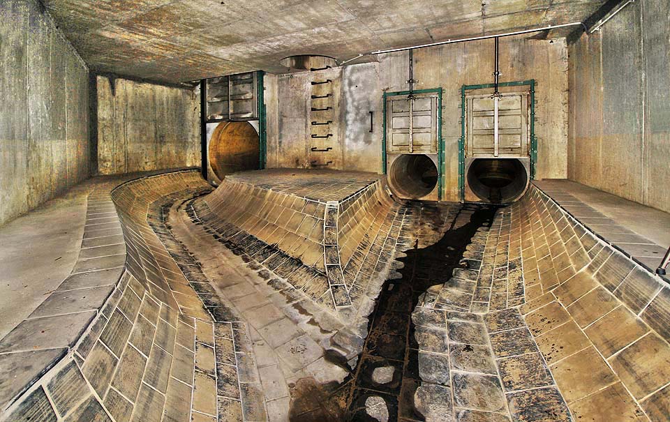 Hlavní podzemní sál, kde se setkává potrubí od česlí (vlevo) a od čerpadel (vpravo).
