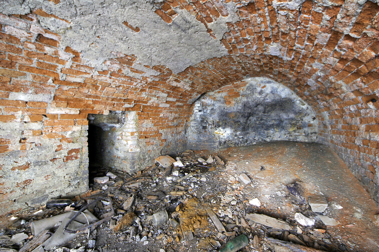 Největší zajímavostí sklepa je nicméně podzemní chodba, spojující dům Cejl č. 36 se sousedním domem Cejl č. 34. Zřejmě jde o pozůstatek válečného nařízení, že každý sklepní protiletecký kryt musí mít svůj nouzový východ.