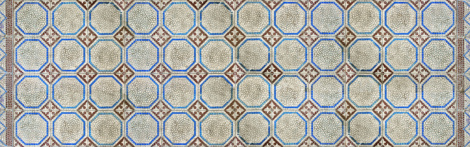 Dnes zašedlá dlažba byla kdysi nová a její okraje zářily modří více než blankytnou.