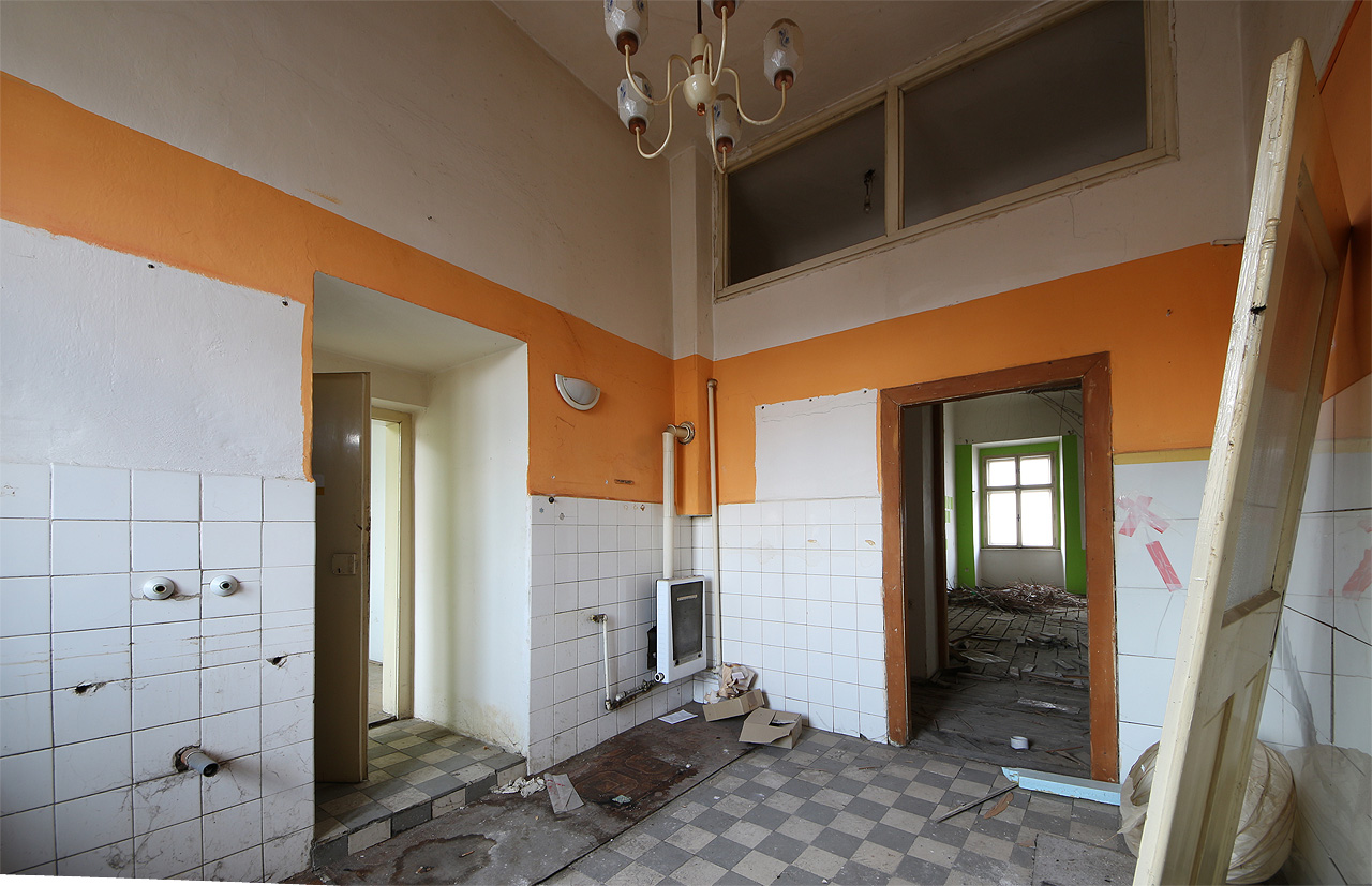 Kuchyně v prvním patře zajišťuje díky světlíkům nade dveřmi, že ani v chodbách v hloubi domu není tak úplná tma.