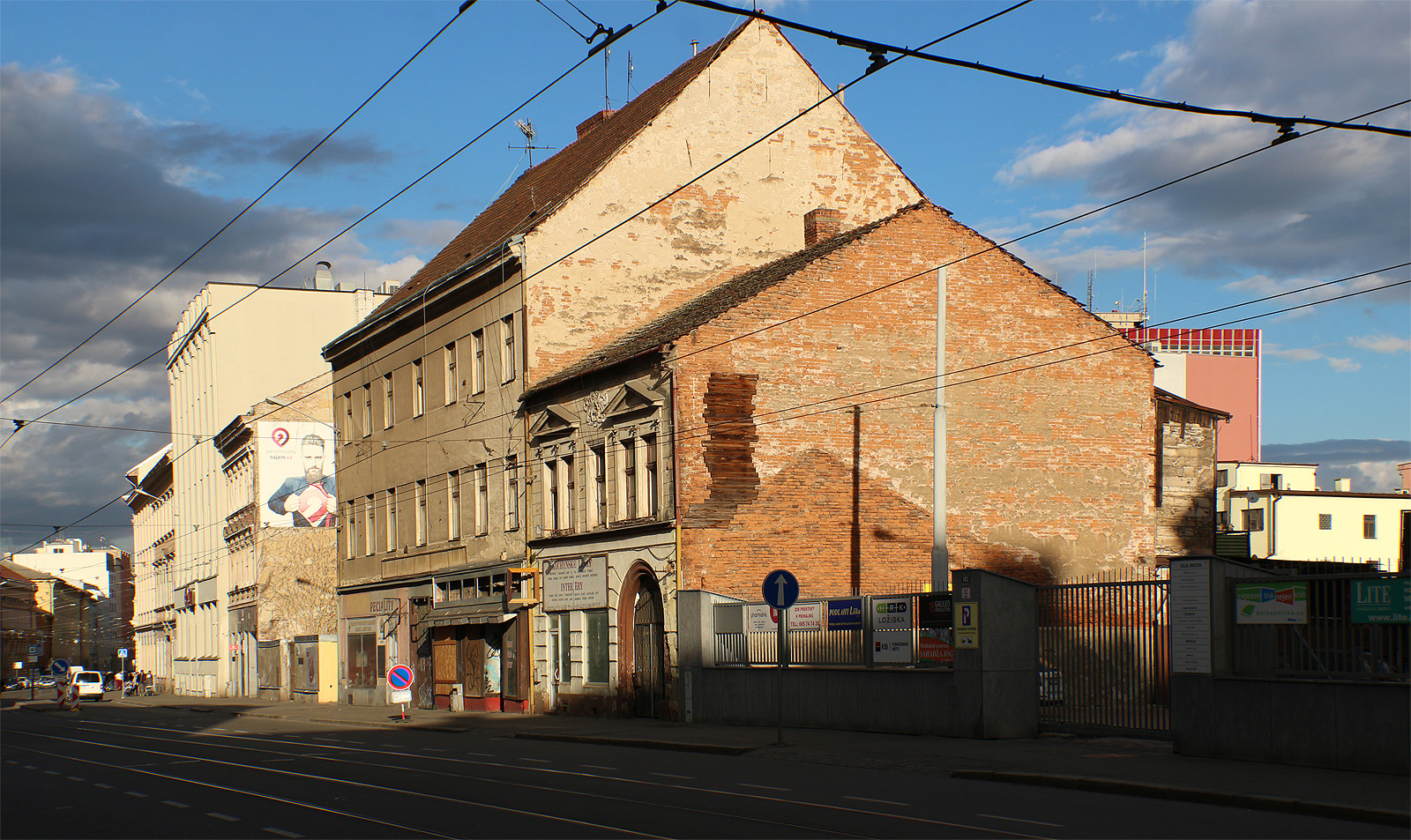 Pavlačový dům Cejl 36 dávno pozbyl svou štukovou výzdobu, pokud kdy nějakou vůbec měl. Vedle svého menšího sourozence Cejl 34 tak vypadá jako chudobný příbuzný.