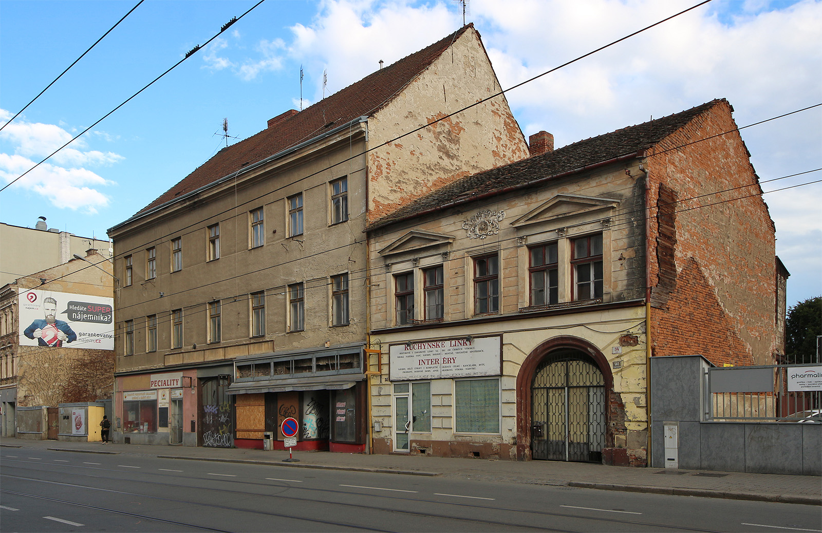 Dvojdomí Cejl 36 a 34, propojené podzemní chodbou, čeká na svůj osud bez nájemníků už několik let (2025).