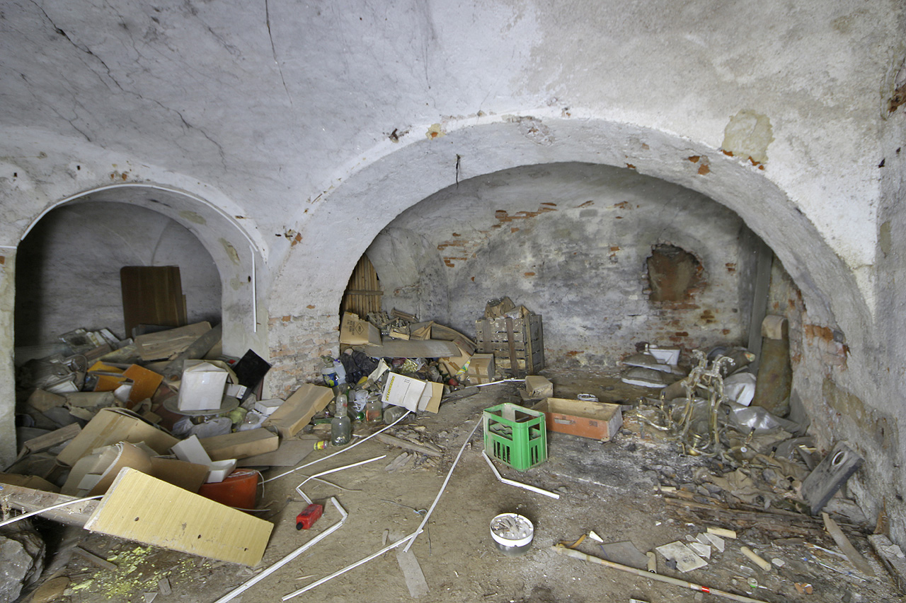 Nebýt hromad plastového odpadu z posledních let, daly by se sklepy bez váhání nazvat i romantickými.