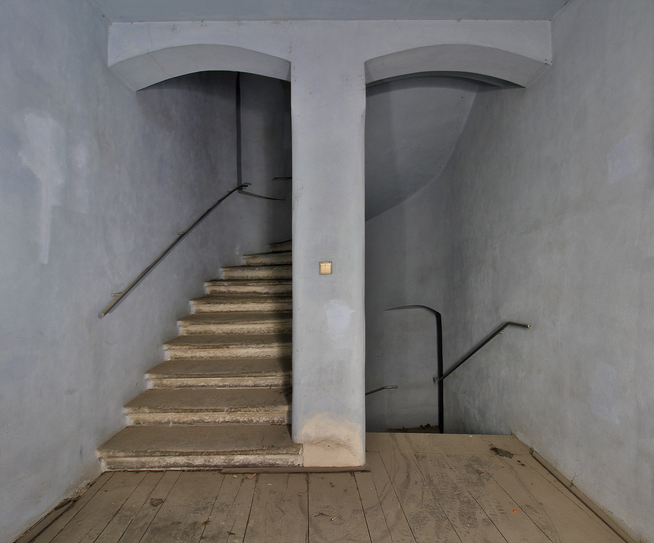 Typické kamenné schodiště vedoucí na dřevěnou pavlač. Kdysi naprostá samozřejmost ve stovkách domů nejen na Dolním a Horním Cejlu se pomalu v Brně stává vzácností.