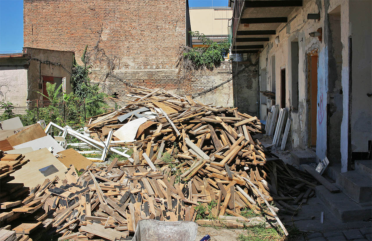 První náznaky demolice domu na počátku září 2025.