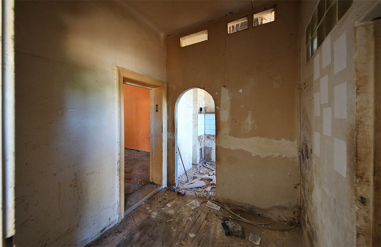 Obvyklý úkaz - představa, že barokní klenba učiní byt útulnějším - se svým obvyklým efektem: neučiní.