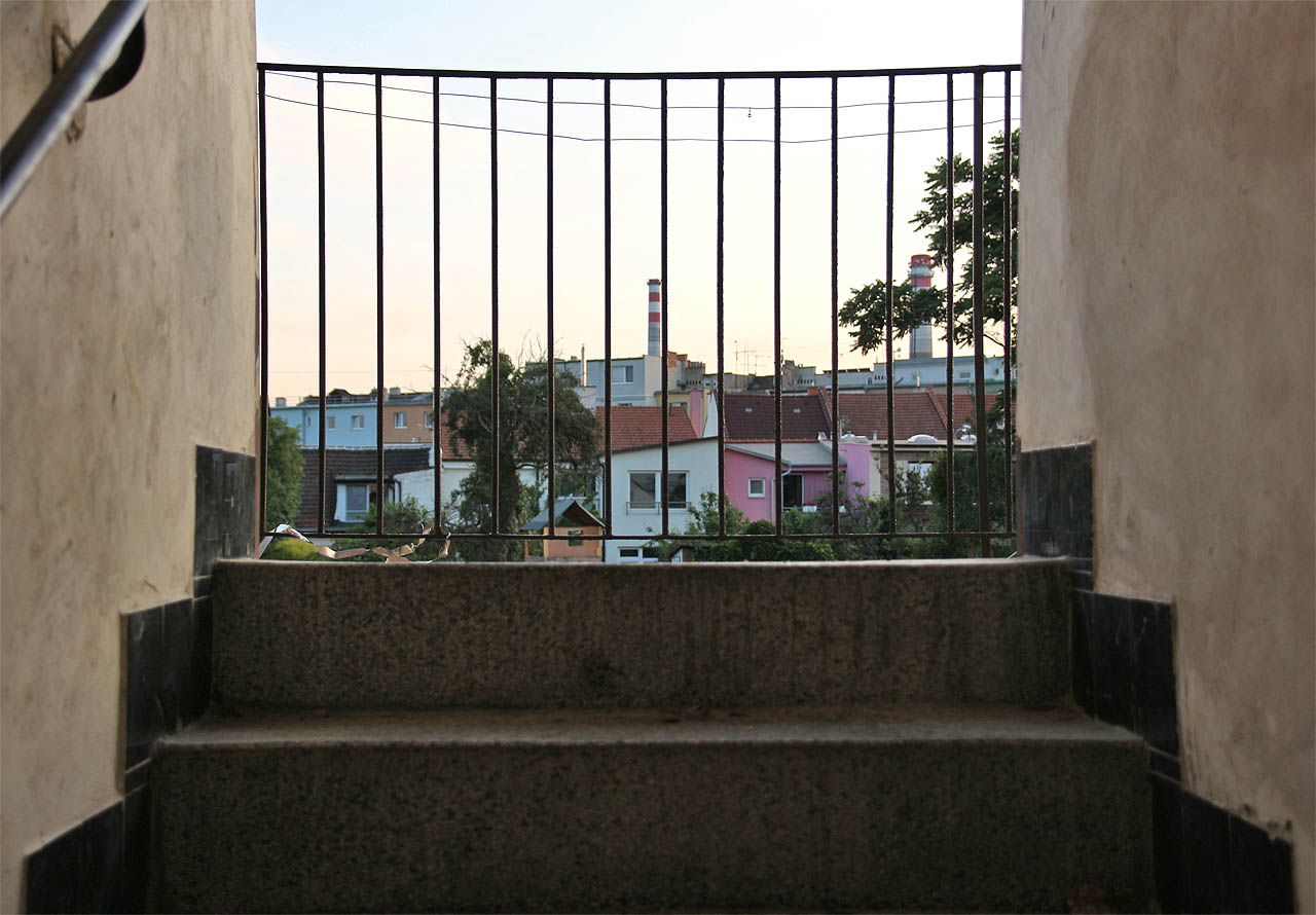 Při výstupu ze dvora na pavlač sledovali obyvatelé domu každý den přehlídku komínů a střech Dolního Cejlu. Může snad vůbec existovat hezčí výhled z domova?