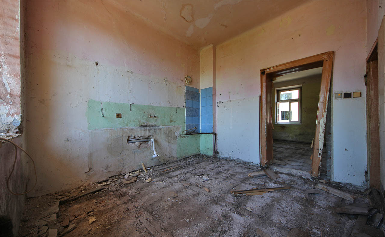 Původní byty byly skutečně malé. Tvořila je pouze kuchyň, přístupná bez předsíně rovnou z pavlače a jediný, do ulice obrácený pokoj. Záchod byl na pavlači, prádelna ve dvoře, uhlí ve sklepě a místo koupelny mířili chudí obyvatelé z Židenic do Zábrdovických městských lázní.