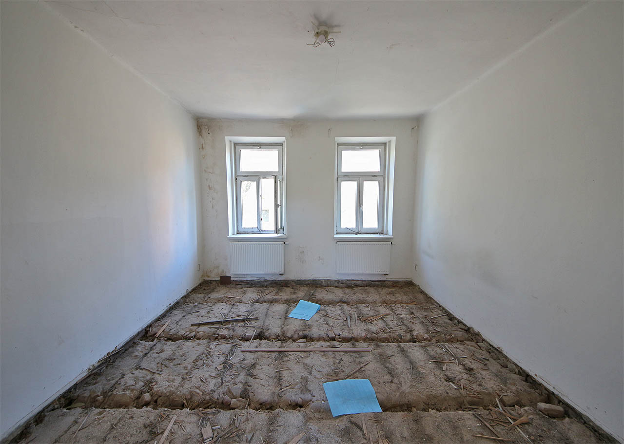 Pokud byt obývala dvojice bez dětí (ještě nebo už), případně vdova nebo vdovec, běžně pronajímali prostor k životu ještě dalším podnájemníkům. V extrémních případech dělníci v bytech spali dokonce na směny ve stejných postelích.