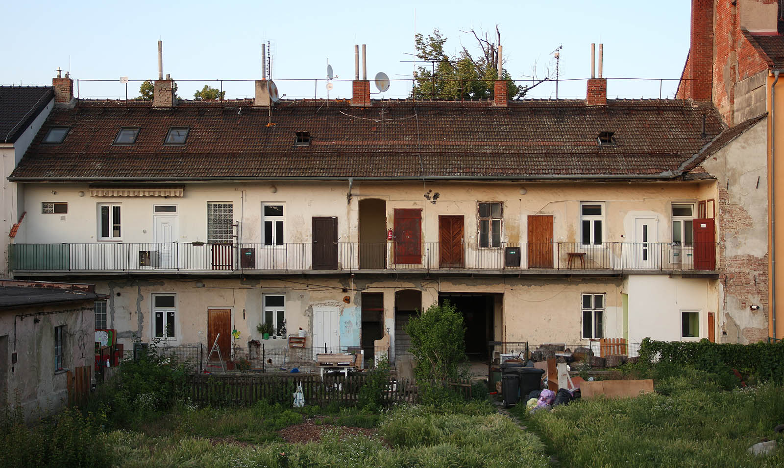 Pohled na dům Šámalova 87 ze dvora. Přestože byly Židenice v 19. století dělnickým předměstím Brna (a díky tomu se staly největší obcí Rakouska-Uherska), pavlačových domů v nich napočítáme na prstech jedné ruky (konkrétně 3).