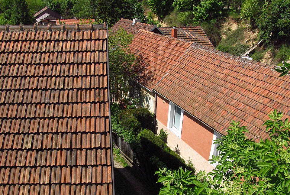 Pohled na střechy domků v nejužší zadní části lomu.