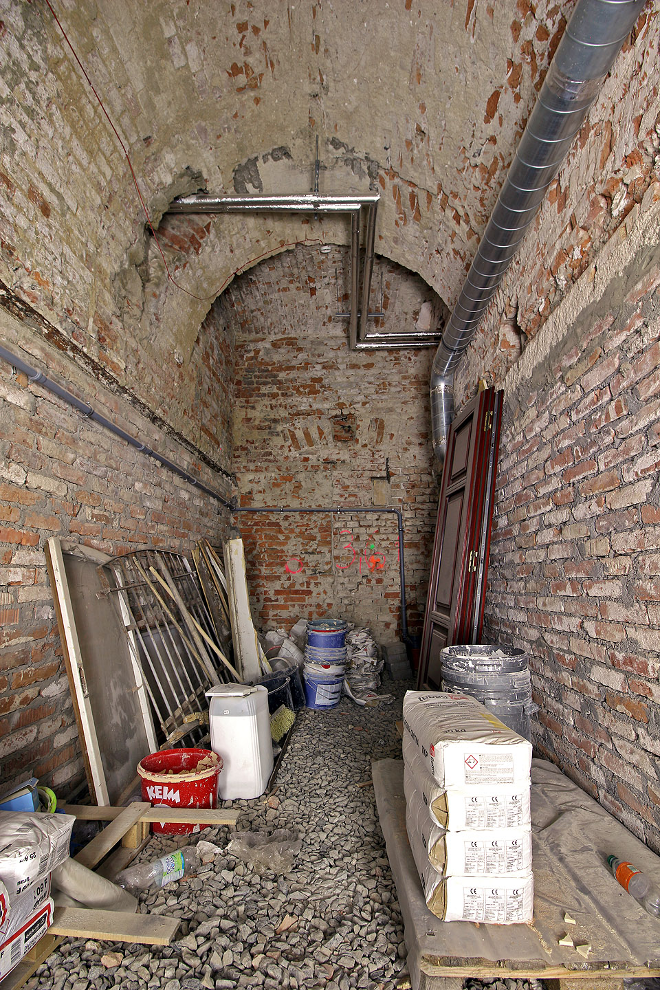 Původní centrální chodba v části podzemí jižně od viaduktu Křenová je přezděná a fragmentovaná na úzké prostory bez pořádného využití.