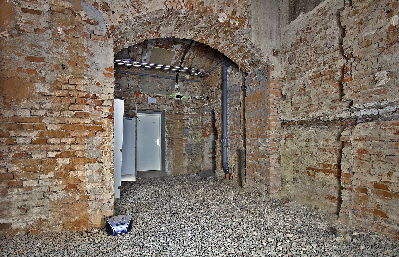 Z nevyužívané části sklepů se dá skrze několik průchodů dostat do provozované části, která slouží jako zázemí obchodů a restaurací ve staniční budově. Ještě dále k jihu se nachází protiletecký kryt stanice.