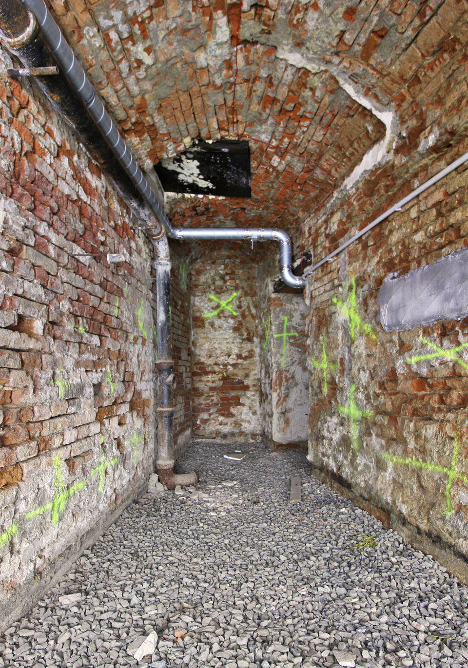 Jedna z místností klánovitého půdorysu, sloužící jako spojovací chodba.