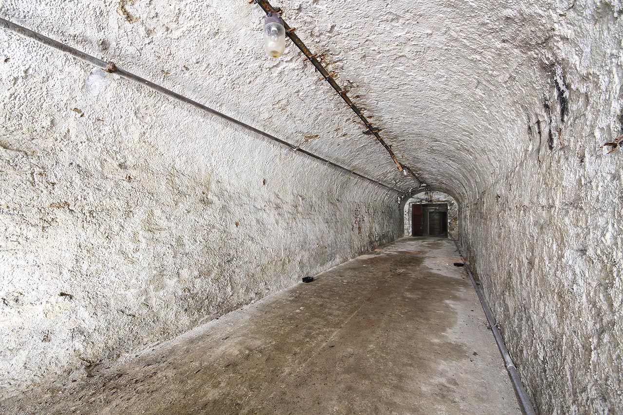 Původní hlavní vstup do podzemí byl tvořen chodbou tak širokou, že po ní mohl projet menší vůz se sudem piva.