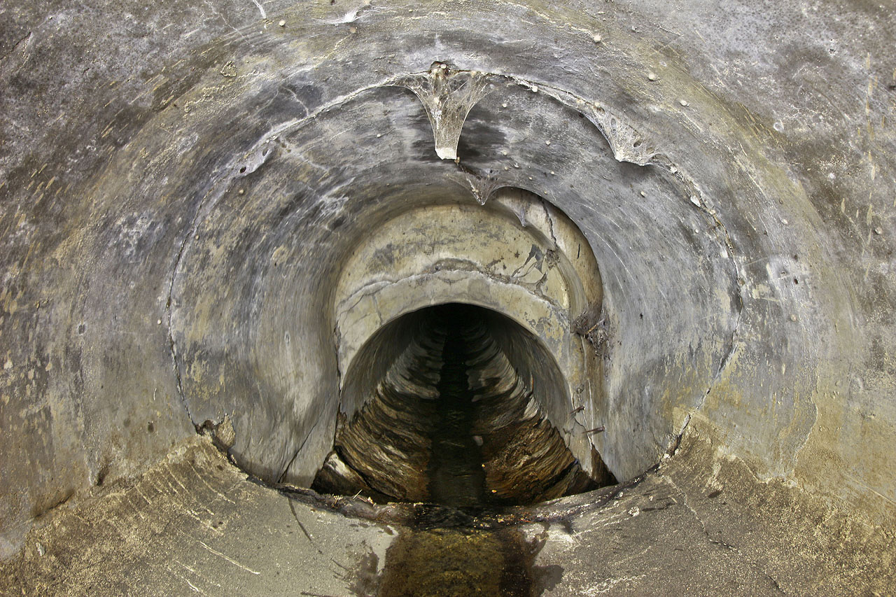 Zhruba v polovině délky se před Tuřanskou ulicí v tunelu nachází jeden splaz, vysoký zhruba metr. Tím se dosáhne nižší rychlosti proudění vody v potrubí a tedy menšího vymílání betonu.