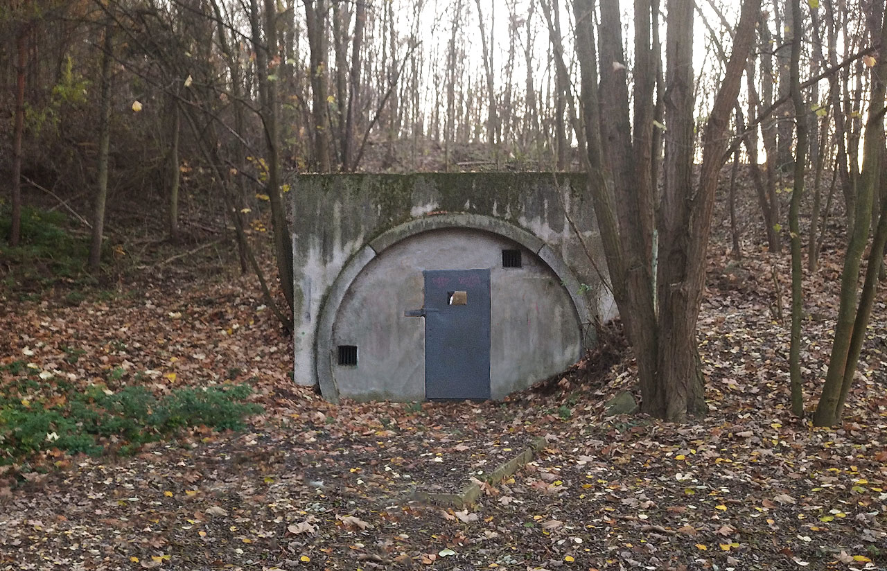 Severní portál Komínského horkovodního tunelu v lese u chat za hobbymarketem UNI hobby.