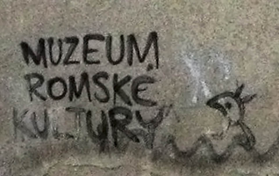 Rodinný dům na rohu Jeronýmovy a Životského ulice v Brně získal kdysi podle trefně nasprejovaného nápisu lidovou přezdívku „muzeum romské kultury“.