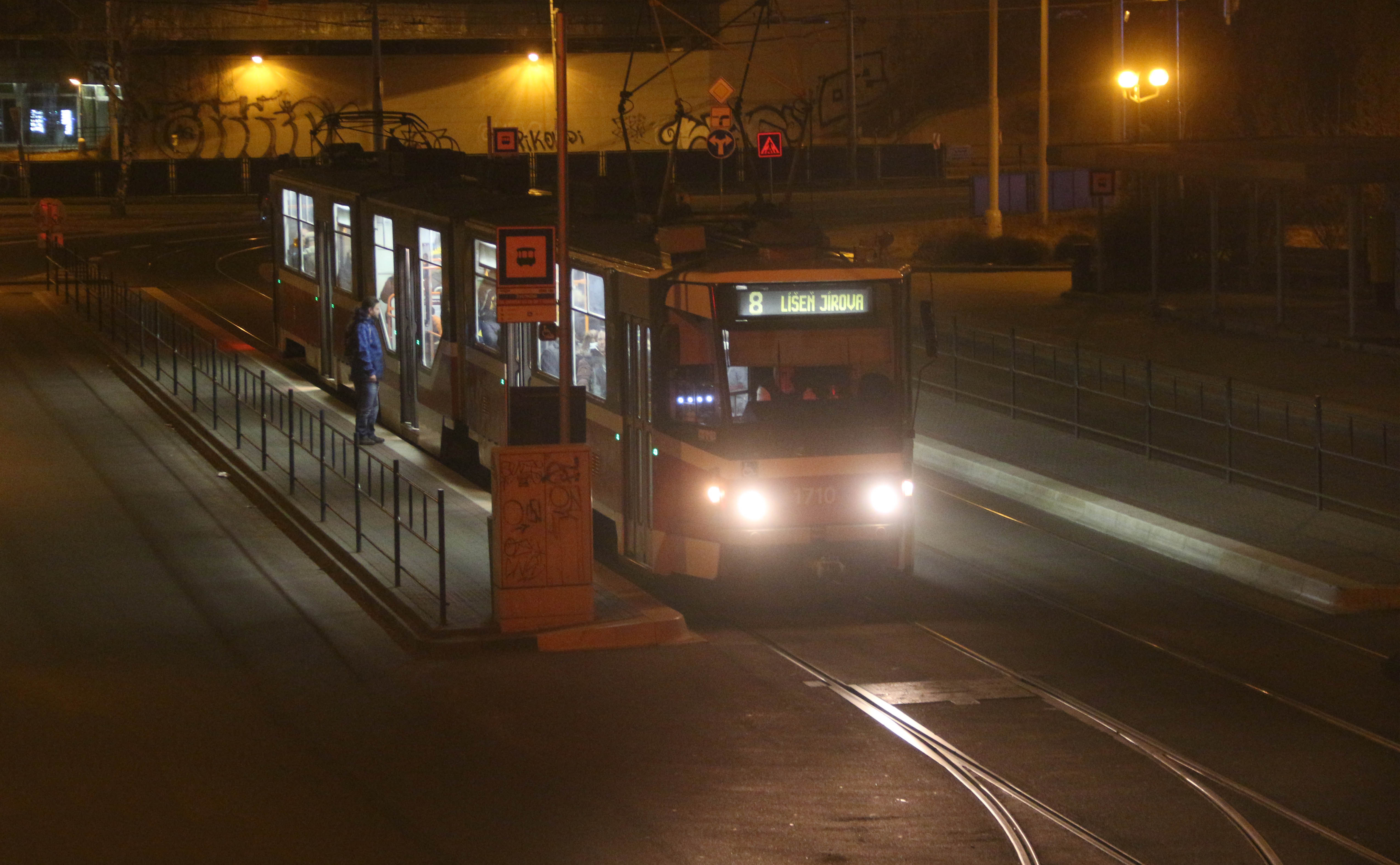 Z okna lze pozorovat třeba poslední noční tramvaj osmičku, která už ani nedojede na konečnou a vysadí poslední cestující na Jírově, kde přenocuje do rána.